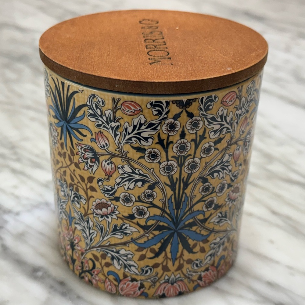 Morris & Co, 15 oz Candle in Ceramic Jar with Wooden Lid, Classic Amber Scent - Picture 4 of 6